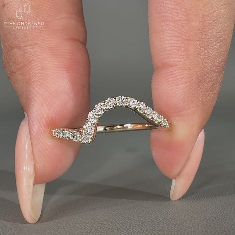 An ocean wedding band inspired by nature’s curves
