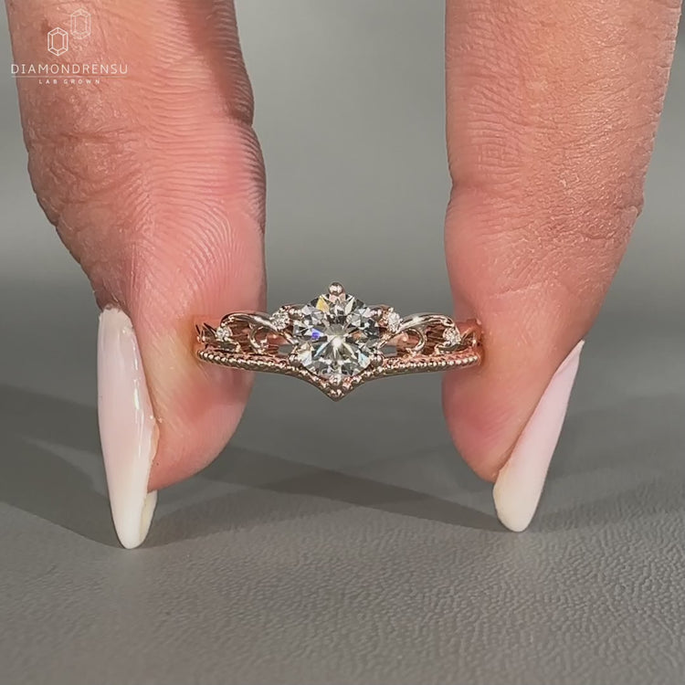 Vintage style ring with round side diamonds.
