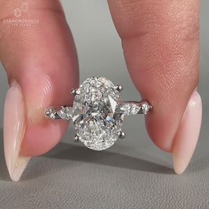 Shared prong engagement ring featuring a sparkling round cut diamond.
