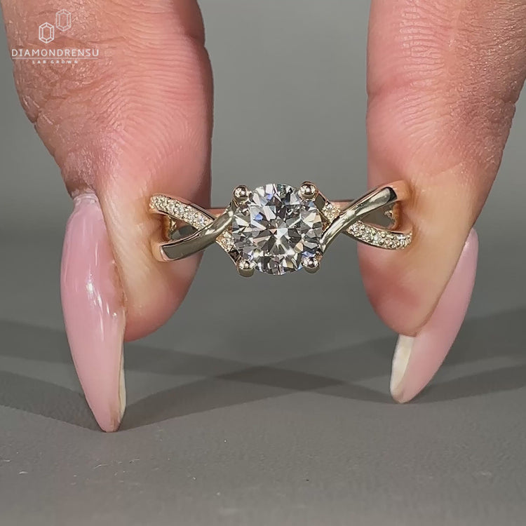 Elegant round diamond ring featuring a classic design.
