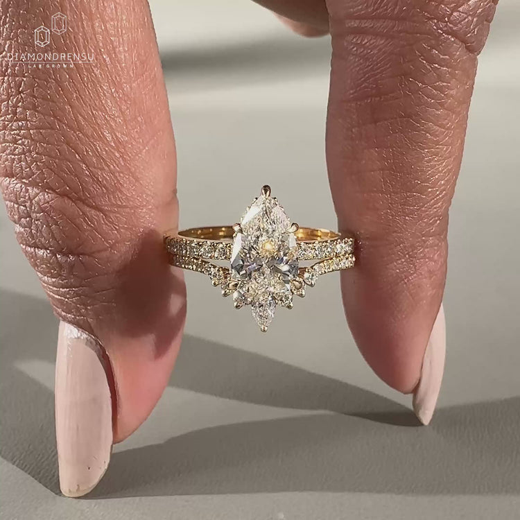 Pear Shaped Bridal Set with a stunning and unique design.
