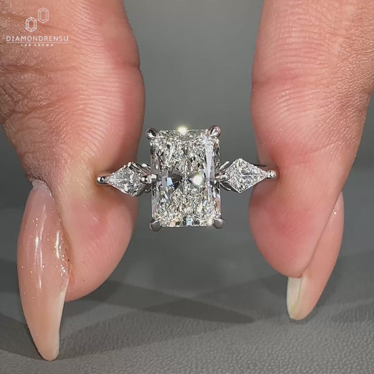 Lab grown diamond engagement ring