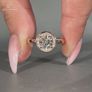 Round diamond halo ring with 4 prong claw setting handcrafted by Diamondrensu.
