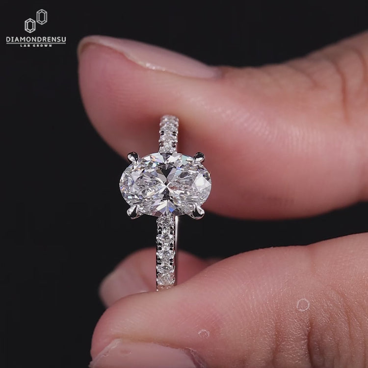 Lab grown diamond engagement ring