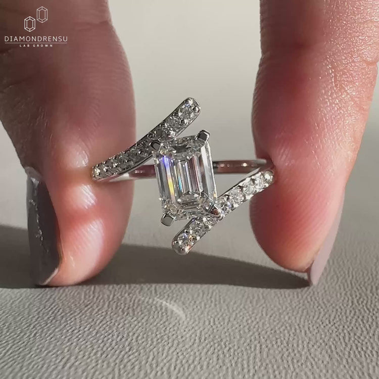 Bypass setting ring featuring a unique modern style.
