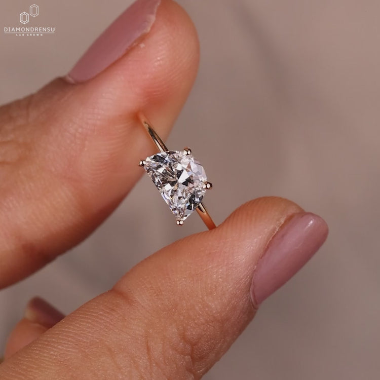 Lab grown diamond engagement ring
