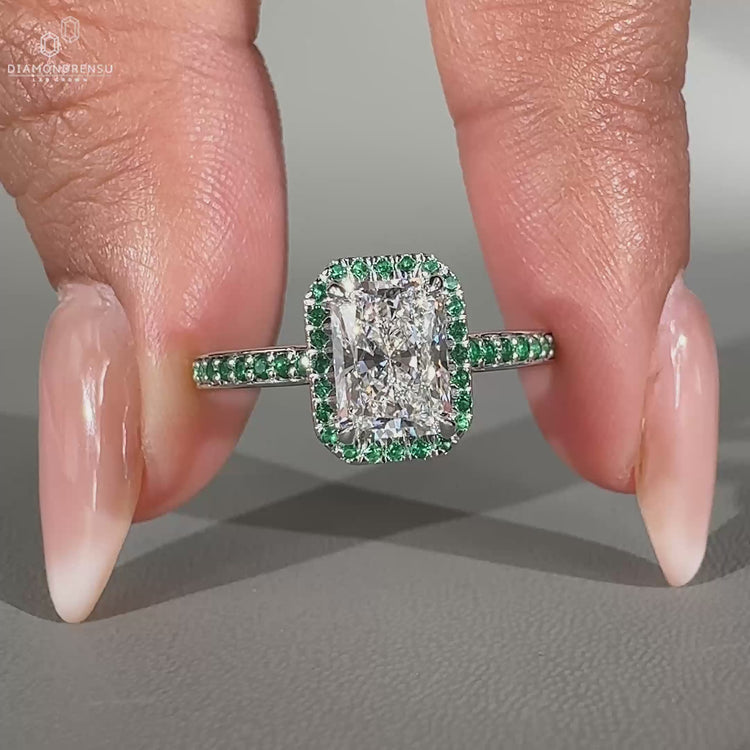 Halo Ring with stunning pave setting and sparkling diamonds.
