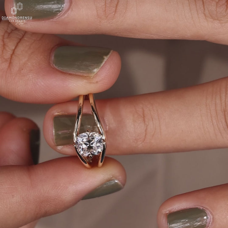 Elegant split shank ring featuring a brilliant lab-grown diamond.