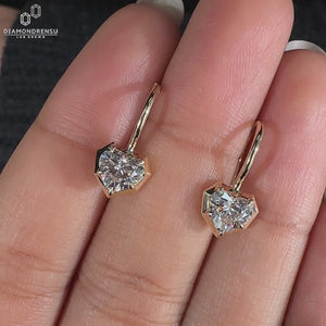 Claw prong setting securing the diamond beautifully.
