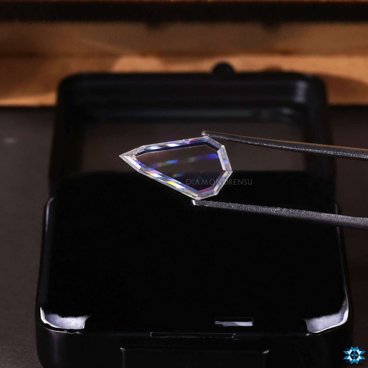 Unique portrait cut stone in pear shape, 2 carat.
