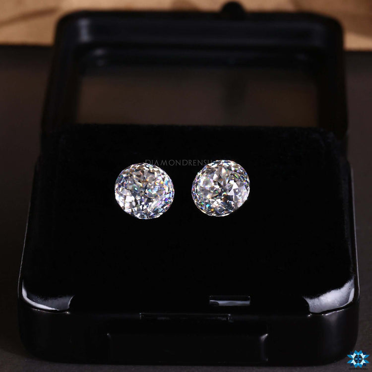 This loose moissanite features Portuguese Rensu cut and weighs between 0.25 and 4.0 carats.
