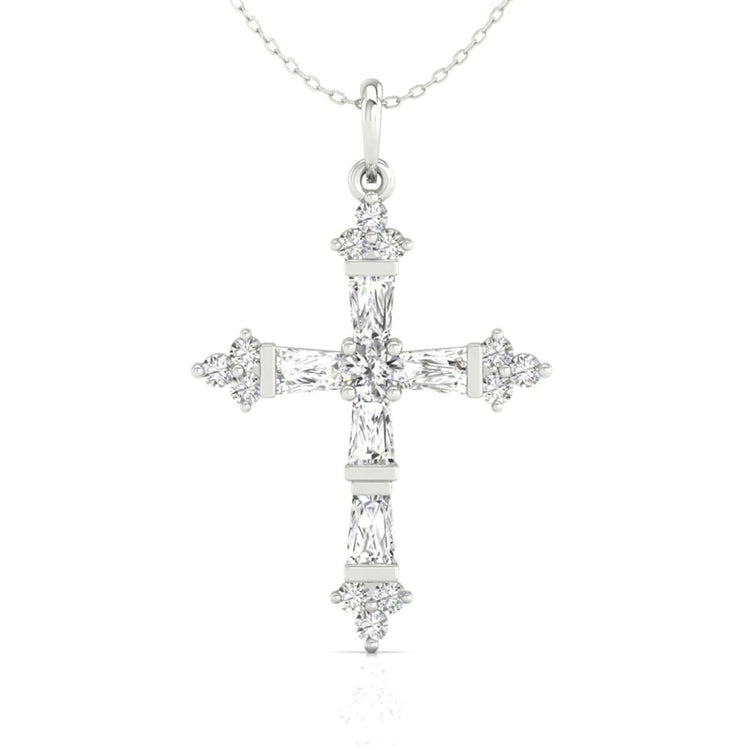 Round pendant with diamonds in a prong setting, featuring Lab Grown Diamond.
