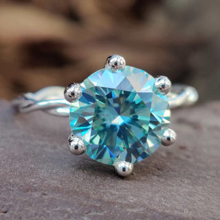 Twisted engagement ring with a stunning round-cut design.
