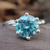 Twisted engagement ring with a stunning round-cut design.
