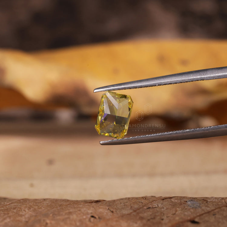 Lab grown diamond loose stone radiant cut.
