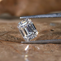 Loose emerald stone lab grown diamond certified.
