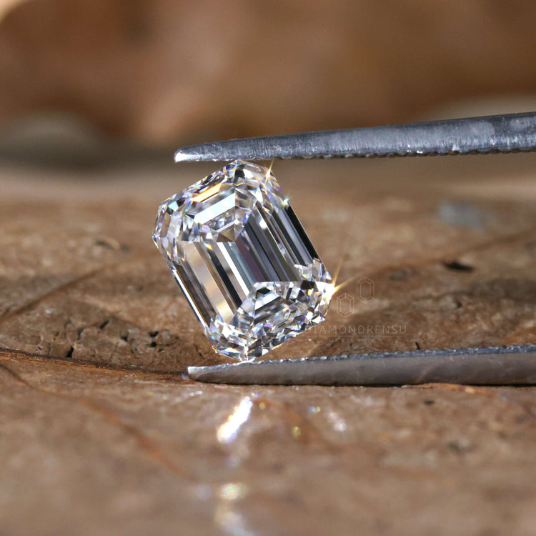 Loose emerald stone lab grown diamond certified.
