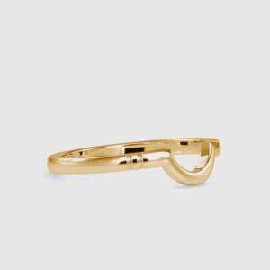 Simple wedding ring in yellow gold with curved band design