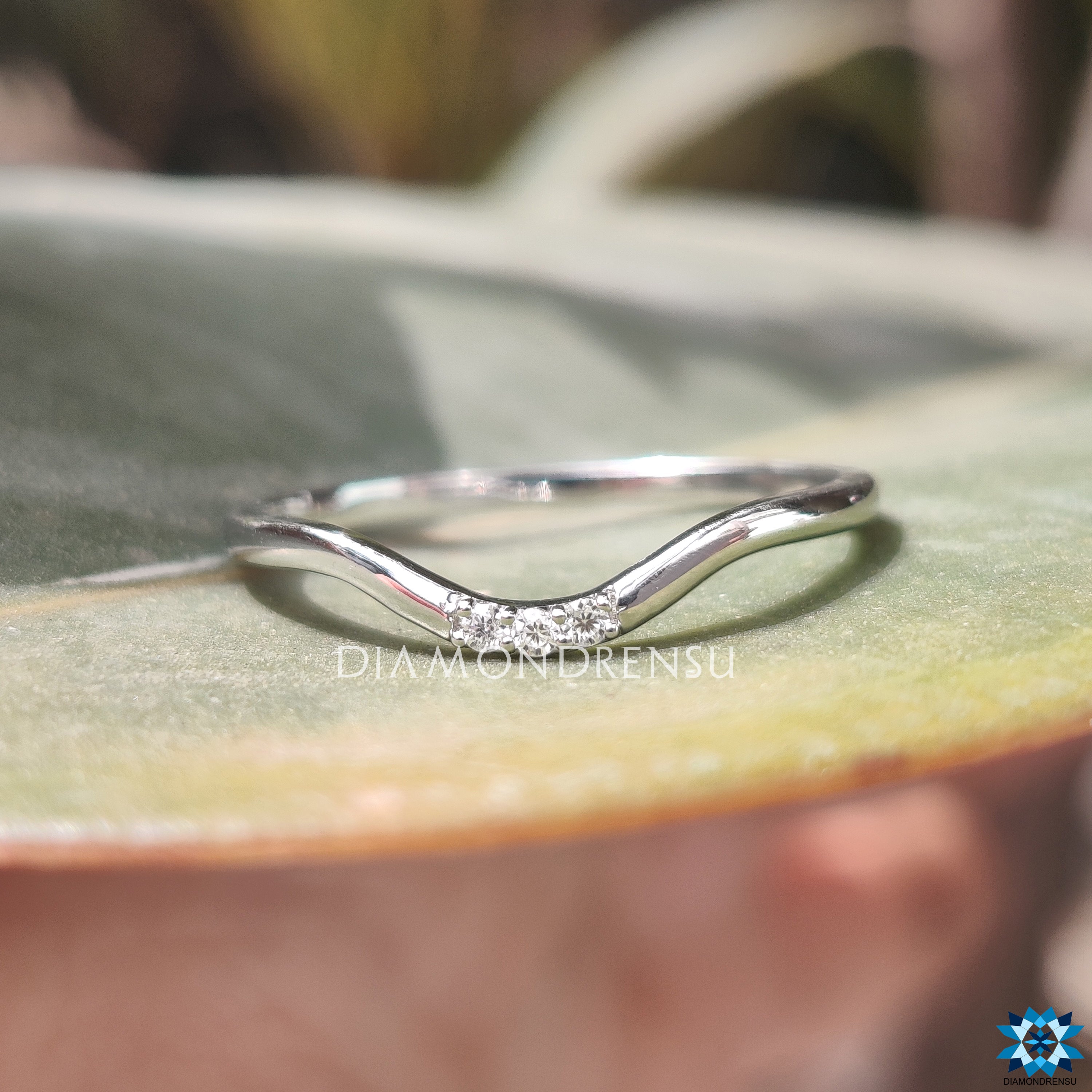 dainty curved band