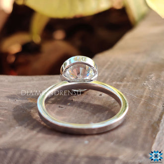 Solitaire white gold engagement ring for a timeless proposal.
