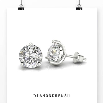 Martini diamond stud earrings in a timeless round shape, ideal for any outfit.

