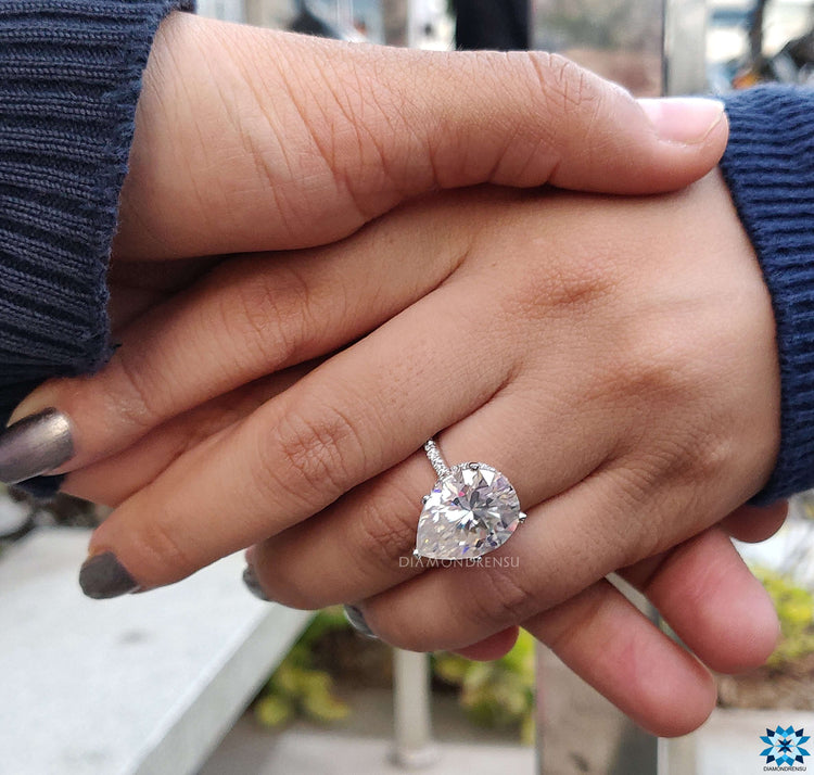 Stylish prong setting for a beautifully crafted engagement ring.
