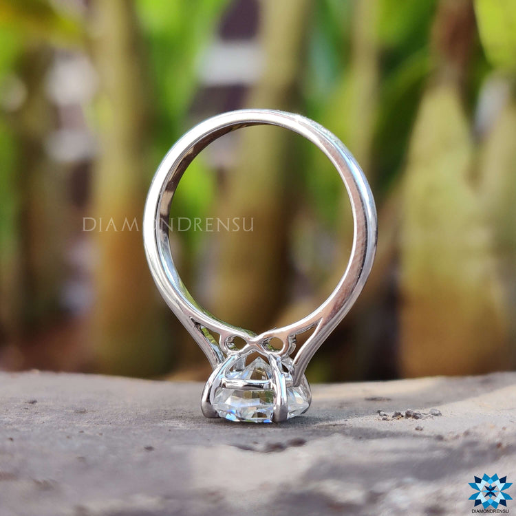 Engagement ring moissanite combining sustainability with elegance.
