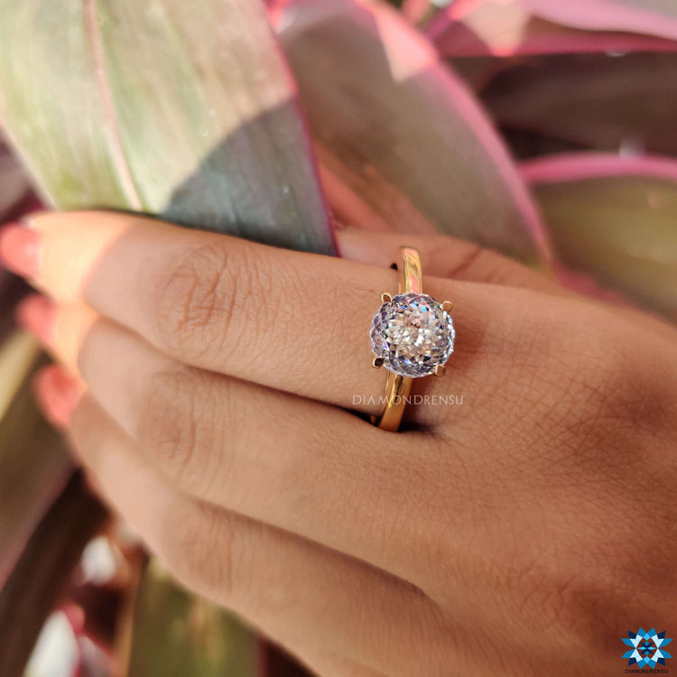 Engagement ring trellis design crafted for modern sophistication.
