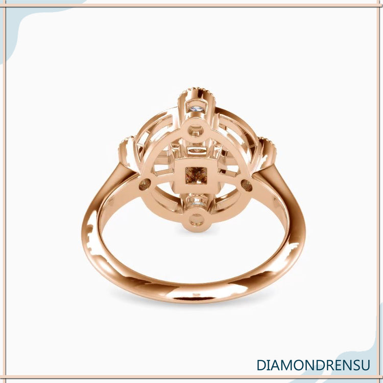 Diamondrensu ring with princess cut diamond in a vintage style
