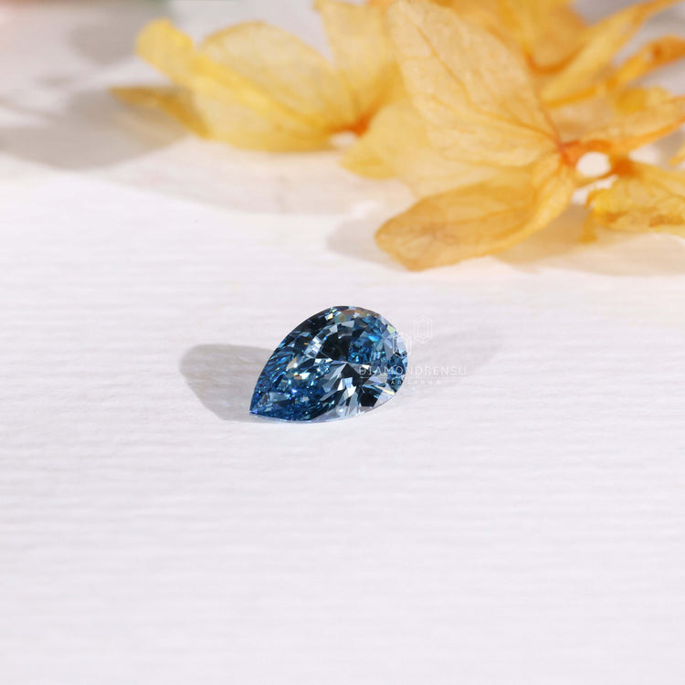 Loose blue diamond in pear cut diamond.
