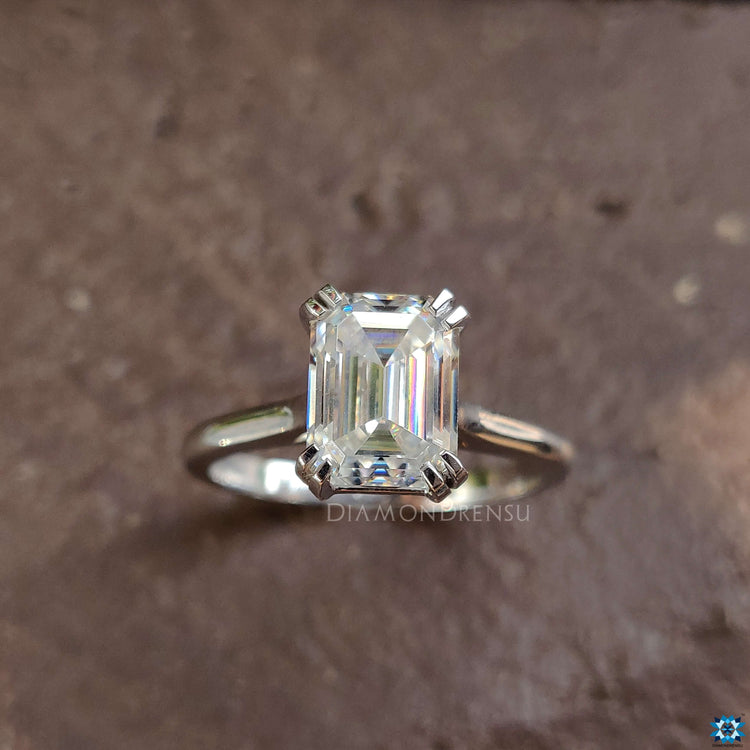 Stylish cathedral emerald cut ring for special occasions.
