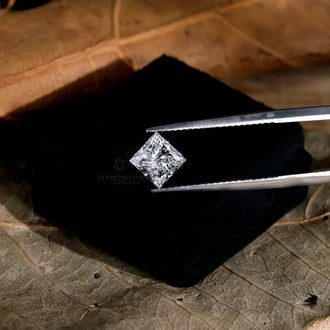 Loose princess cut diamond in lab grown diamond loose stone form.
