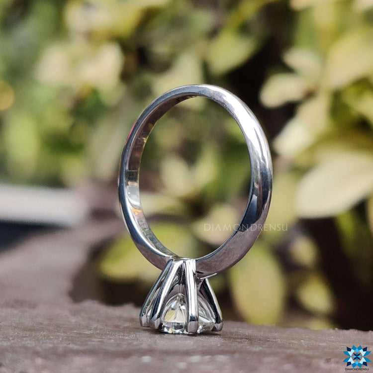 Exquisite round cut solitaire ring for a perfect proposal.