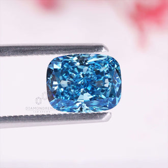 Lab grown diamond in cushion cut, 2.5 carat, with vivid blue brilliance.
