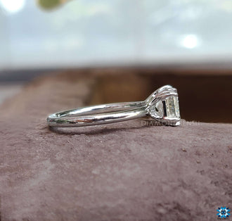 Moissanite engagement ring emerald cut, perfect for a sustainable and chic proposal.
