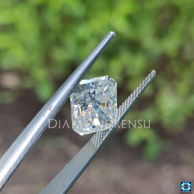 Loose moissanite stone alongside radiant cut moissanite sparkle.
