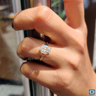 Stunning cathedral setting ring offering a blend of tradition and style.
