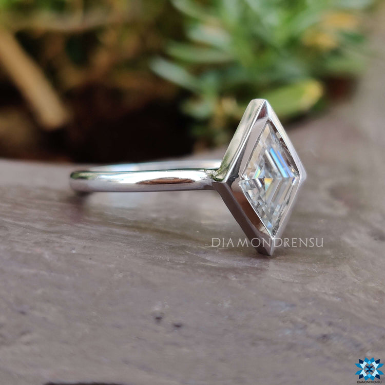 Bezel setting ring featuring a classic moissanite stone.
