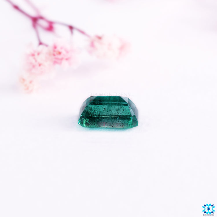 Emerald cut gemstone featuring green emerald gemstone.
