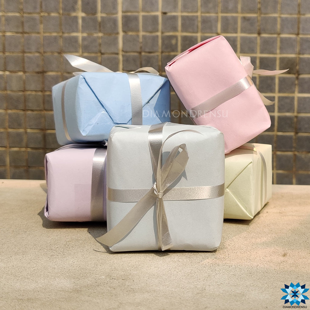 Gift wrap the jewelry with a beautiful and attractive packaging, to surprise your loved one