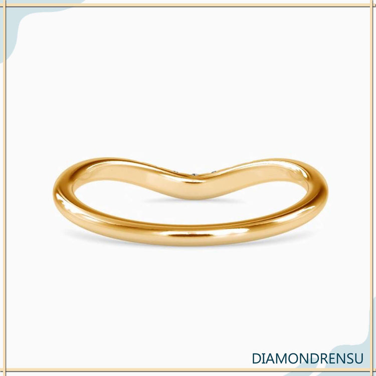 Diamondrensu wedding band with round diamonds in a unique design
