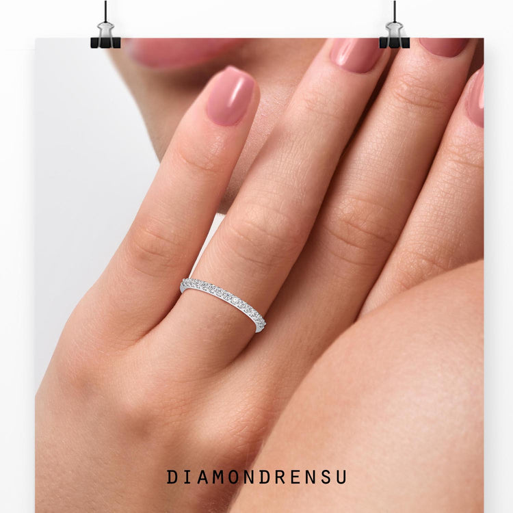 Half eternity band with round diamonds in yellow gold for a timeless look.
