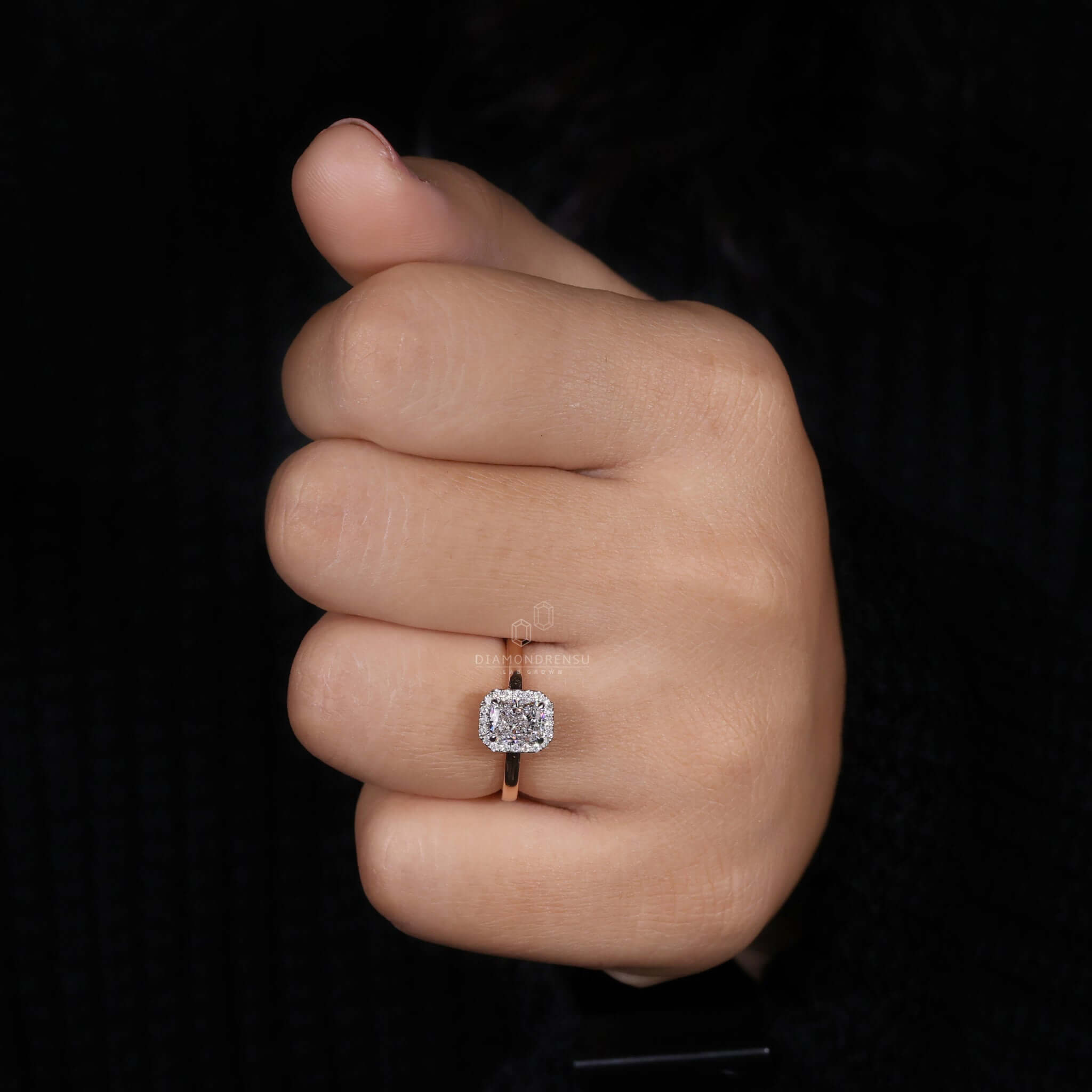 halo engagement ring 