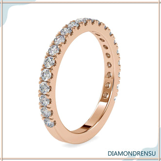 Round diamond gold band with handmade craftsmanship and IGI certified Lab Grown Diamond.
