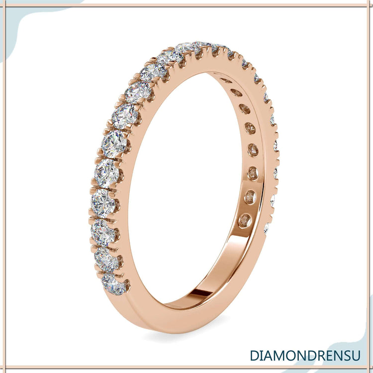 Round diamond gold band with handmade craftsmanship and IGI certified Lab Grown Diamond.

