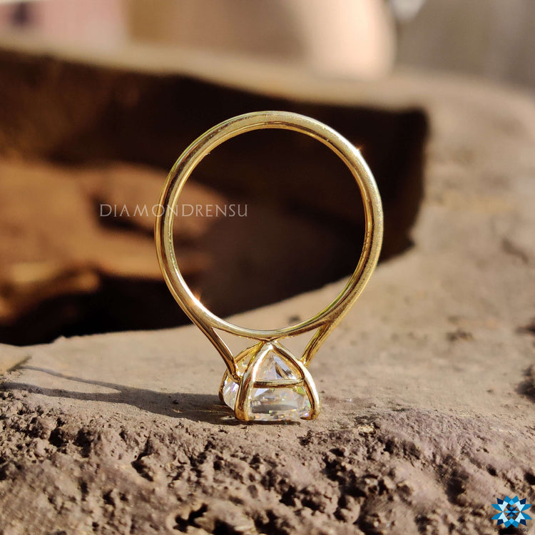 A minimalist claw prong design offering a sleek and secure setting.
