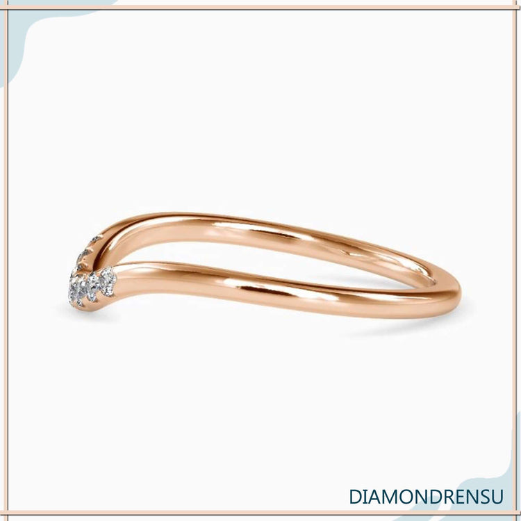 Simple wedding ring in white gold, ideal for minimalist style
