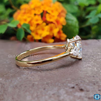 A yellow gold ring brings warmth and elegance to the design.

