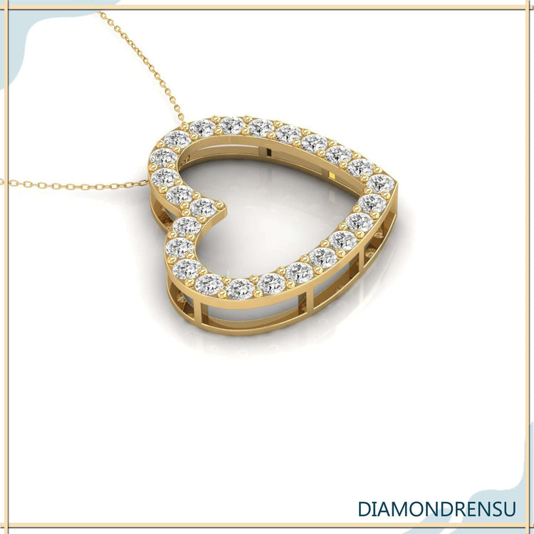 The shared prong setting enhances the brilliance of the diamonds.
