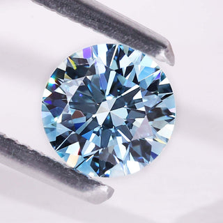A 1 carat blue diamond shines in fancy round cut with lab grown quality.
